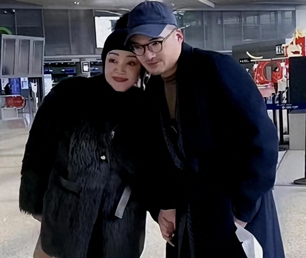 汪小菲要有新爸爸了？张兰新恋情被曝，机场被拍与小鲜肉牵手拥抱