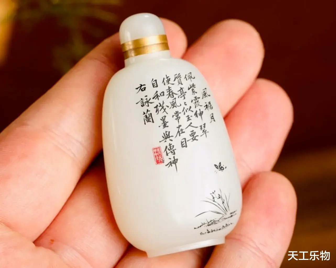 鼻烟壶|奢侈的文玩手把件！和田玉“咏兰”鼻烟壶！
