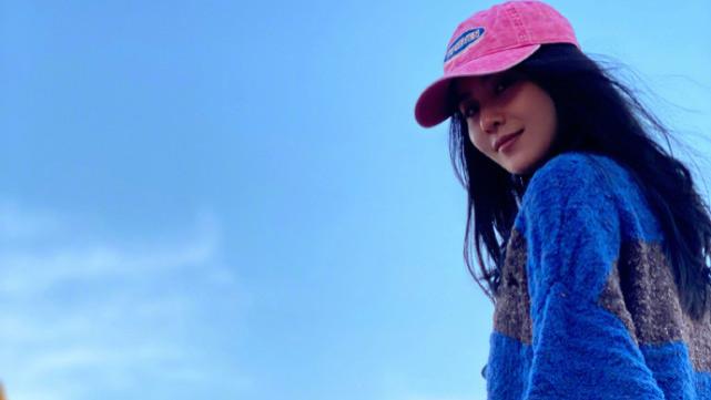 刘诗诗|刘诗诗分享游玩美照，回眸一笑甜如初恋，对镜比心俏皮可爱