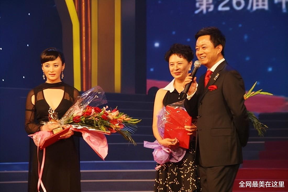 短发 蒋勤勤罕被抢风头,短发配深V裙风情却老气,不及刘佳碎花裙清爽