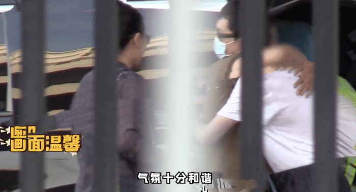 马思纯|马思纯张哲轩甜蜜外出，牵手弯臂搂肩互动亲密，二人感情稳定幸福洋溢