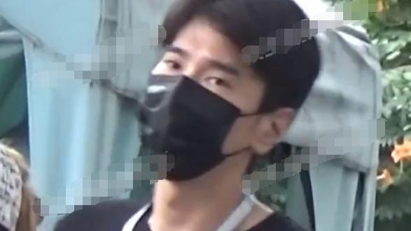 赵又廷推婴儿车接女儿放学，4岁Rhea内地读书，网友：翻版赵又廷