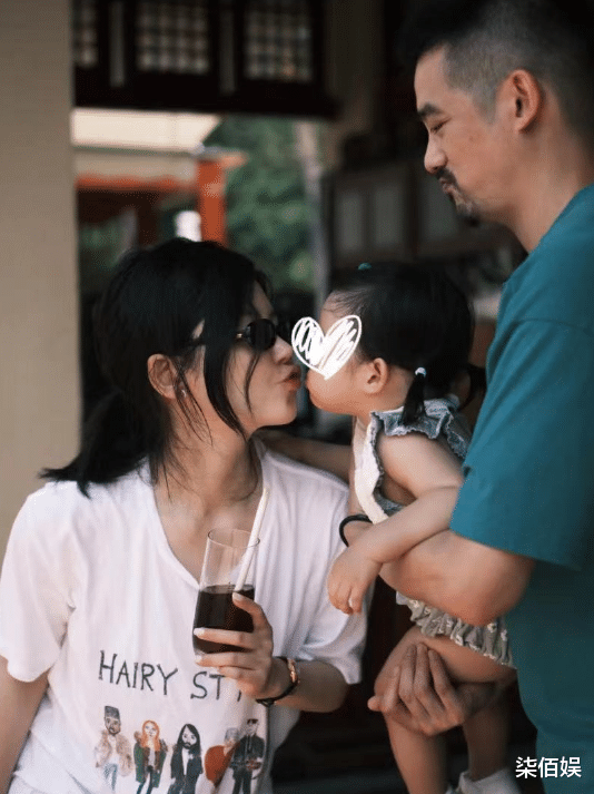 杨子姗|杨子姗吴中天携女出游,母女嘴对嘴亲吻,阿喜与妈妈抢喝的萌翻