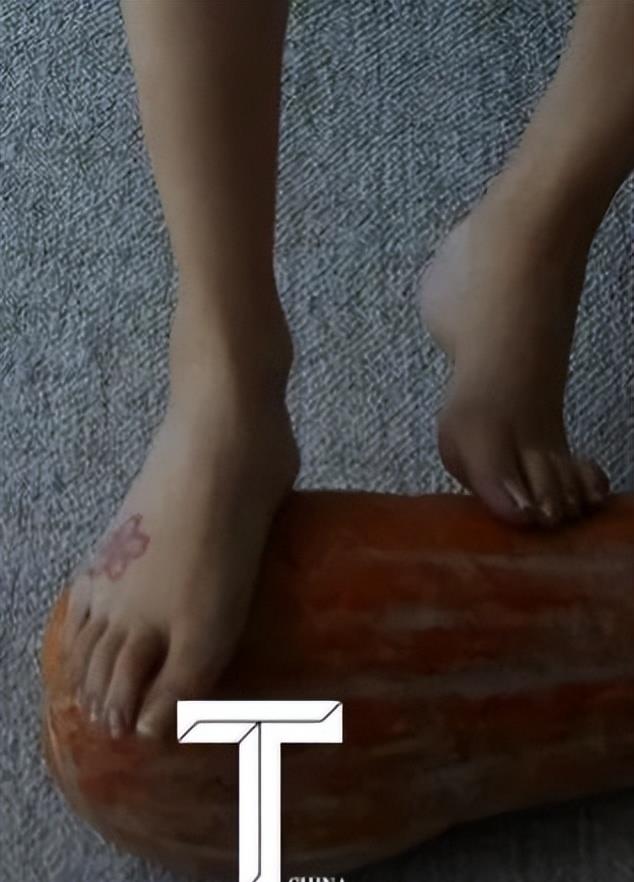 杨颖脚趾甲过长被嘲后,赵丽颖没穿鞋拍照,脚部处理却被赞接地气!