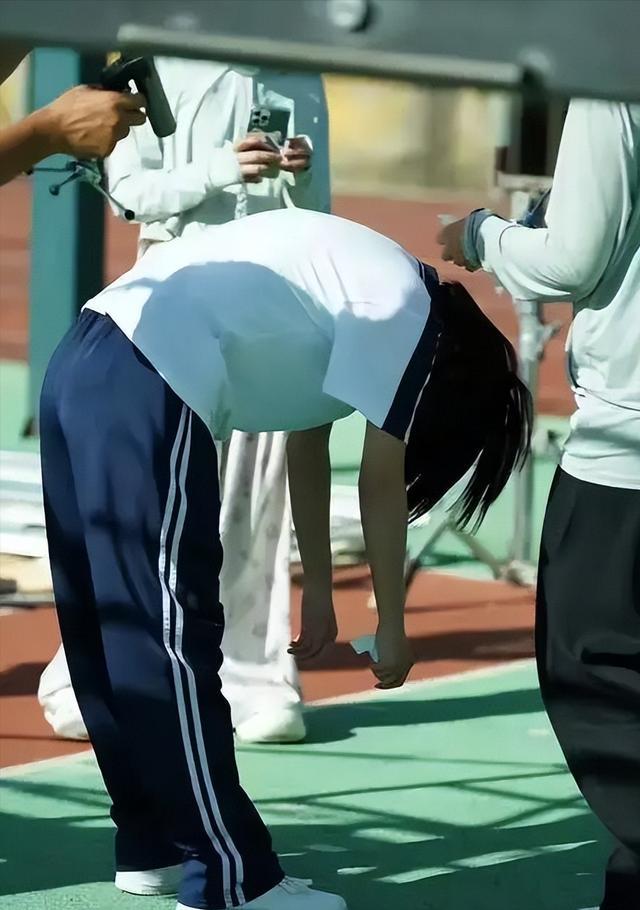 曝女明星片场耍大牌！40度高温让群演干等晕倒，态度恶劣驱赶学生