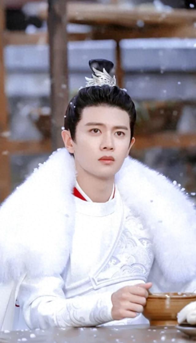 看了当红艺人“判若两人”旧照，才明白资本造星的力度，有多强！