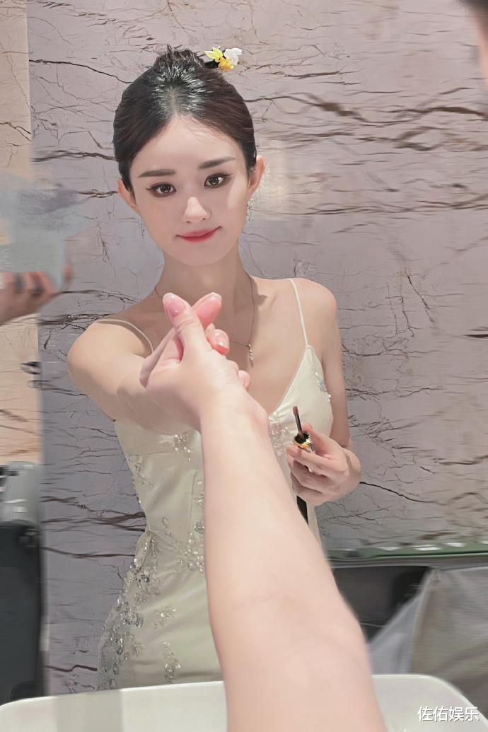 赵丽颖|赵丽颖工作室晒照遭吐槽,再晒美照清纯温柔,五官精致如初恋