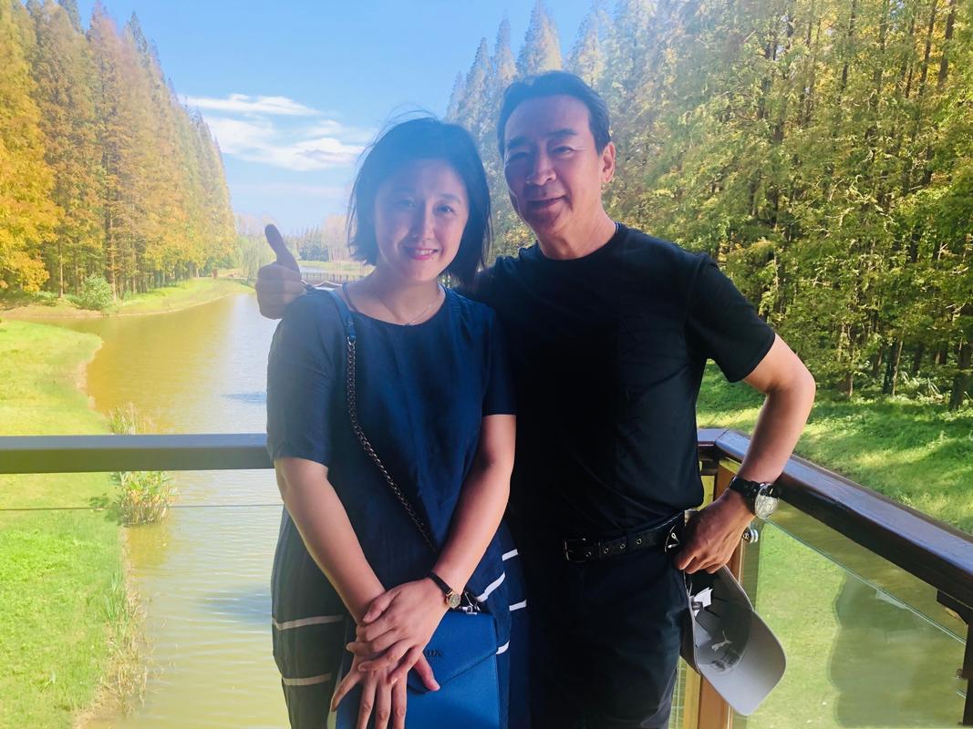 69岁寇振海现状:白发老态,儿子上高中,妻子风韵犹存