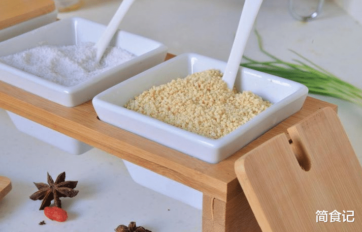 谷氨酸钠|“味精”和“鸡精”有啥区别?哪个好用?看完长见识,别再乱买了