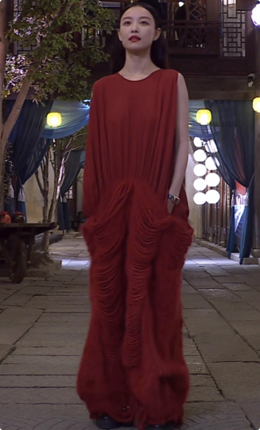 当37岁杨幂和35岁倪妮坐一起,一个美如新娘,一个像陪嫁丫鬟