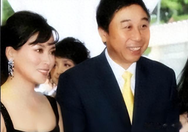 居然骗了我们40年！原来她是冯巩的妻子，难怪能大红大紫