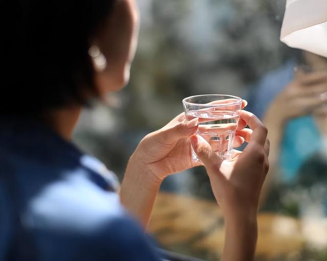 睡眠|长期喝白开水与长期喝茶的人相比,谁的身体更健康?医生说出答案