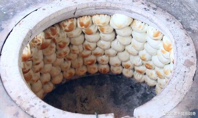 豆腐|网红新疆烤包子?热闹的街,店一个顾客都没,最终还是被割了韭菜