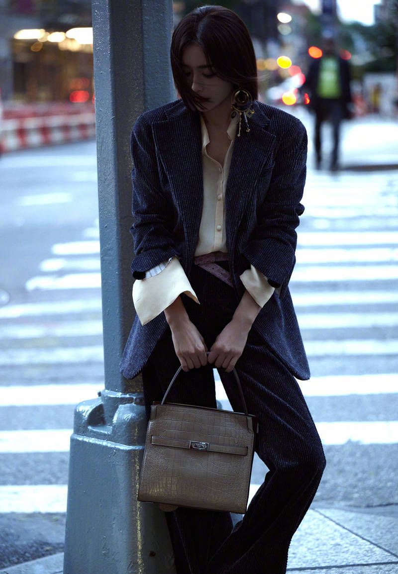 秦岚蓝色西装低调时尚 飒爽干练演绎职场女强人