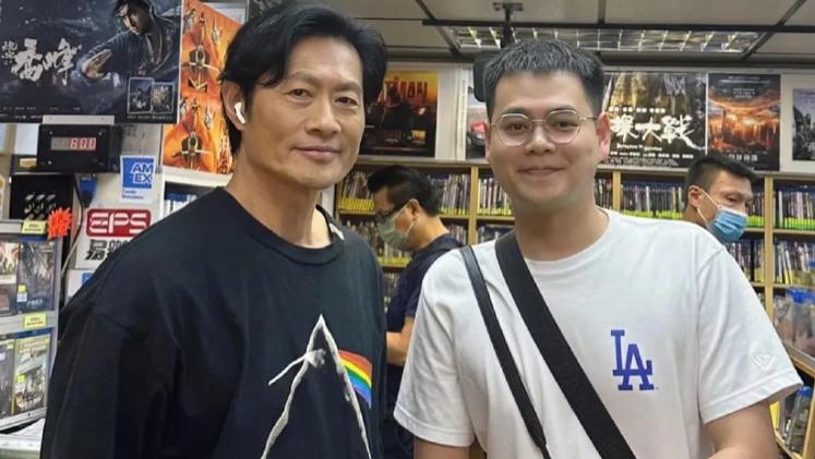 TVB|60岁TVB老戏骨近一年无戏拍，整日与前女友遛狗，头发黝黑状态好