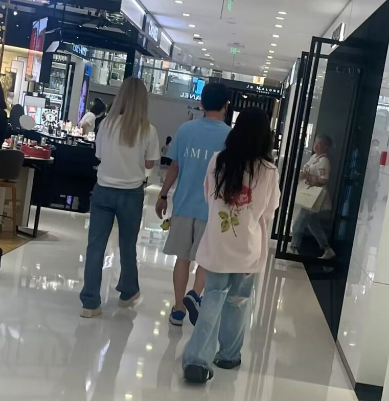 王思聪|偶遇王思聪与美女逛街，女方满头金发太抢镜，校长没对方高太尴尬