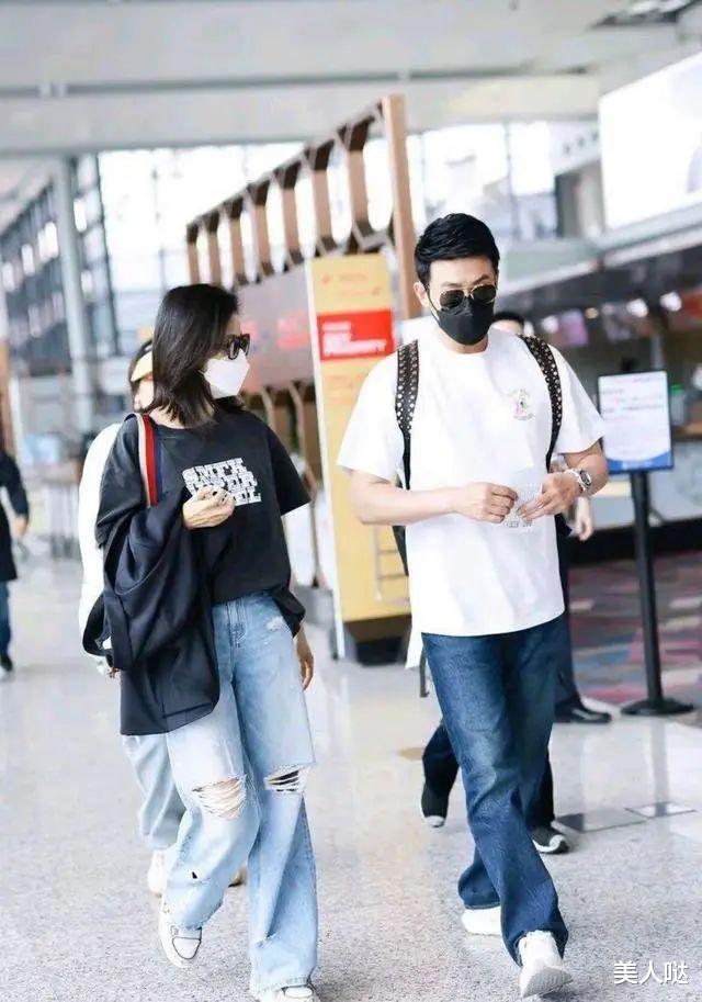 陆毅|陆毅鲍蕾合体走机场,1岁之差却似两代人,一个青春女学生,一个油腻中年大叔
