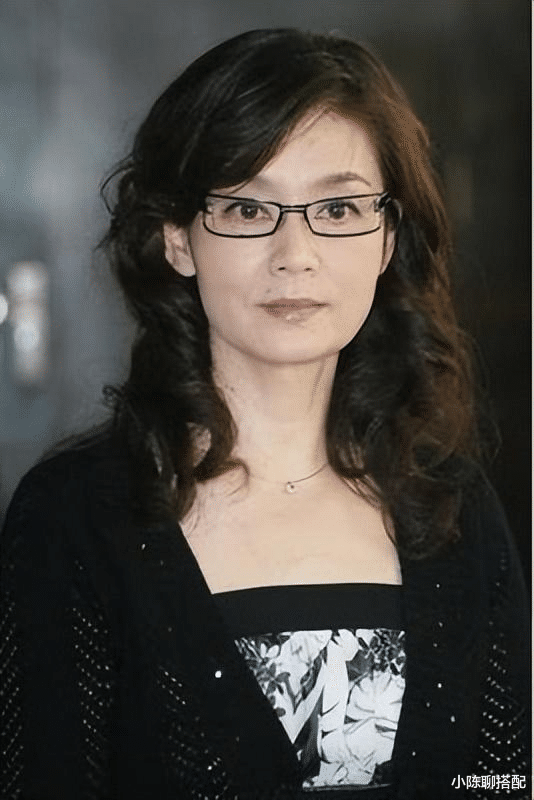 饮食 看了自然老去的潘虹，才明白：60+女人，真就是发型+穿搭决定气质