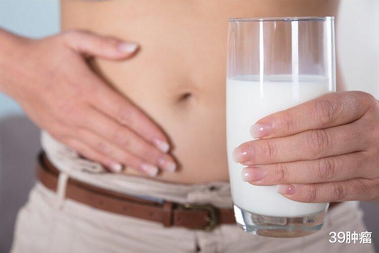 牛奶|睡前喝牛奶等于“服毒”？提醒：喝牛奶有禁忌，喝错无益甚至有害