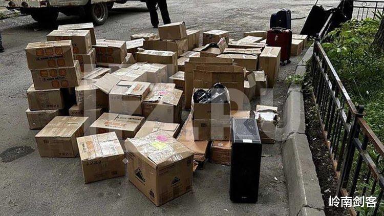 卢布|俄安全部队在普里戈津办公室查获大量的美元、金条、卢布