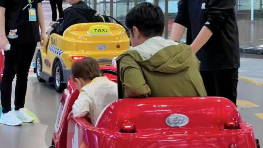 撒贝宁一家沈阳游玩，商场陪娃开小车，3岁儿子一头金发混血感强