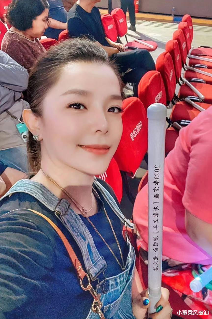 她嫁大13岁导演,丈夫去世后守寡,只为完成丈夫遗愿