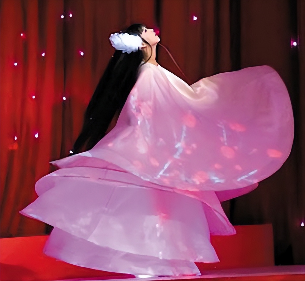 小彩旗|杨丽萍外甥女小彩旗变瘦了!穿短裤露白皙美腿,独居英国意外受伤