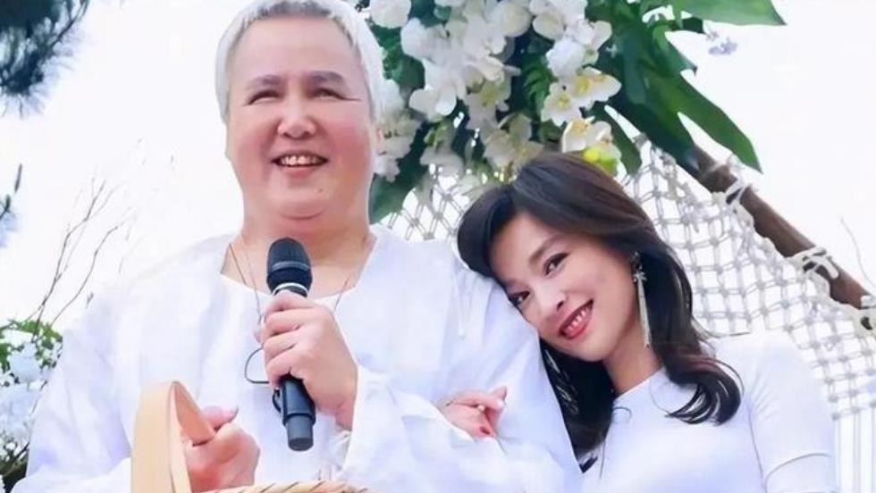 笑喷！林依轮和23岁儿子游上海迪士尼，网友：别合影，对儿子不利