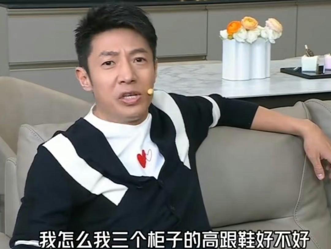 撒贝宁|撒贝宁回老家被偶遇，和爸爸合影笑容僵硬，独身一人未见老婆孩子