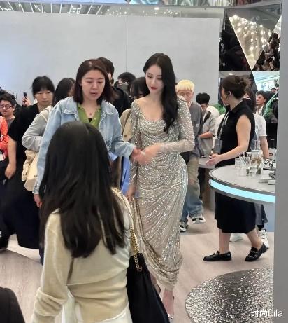 热巴上海静安大悦城,金色战裙再次出征,西域脸、东方身材赢麻了