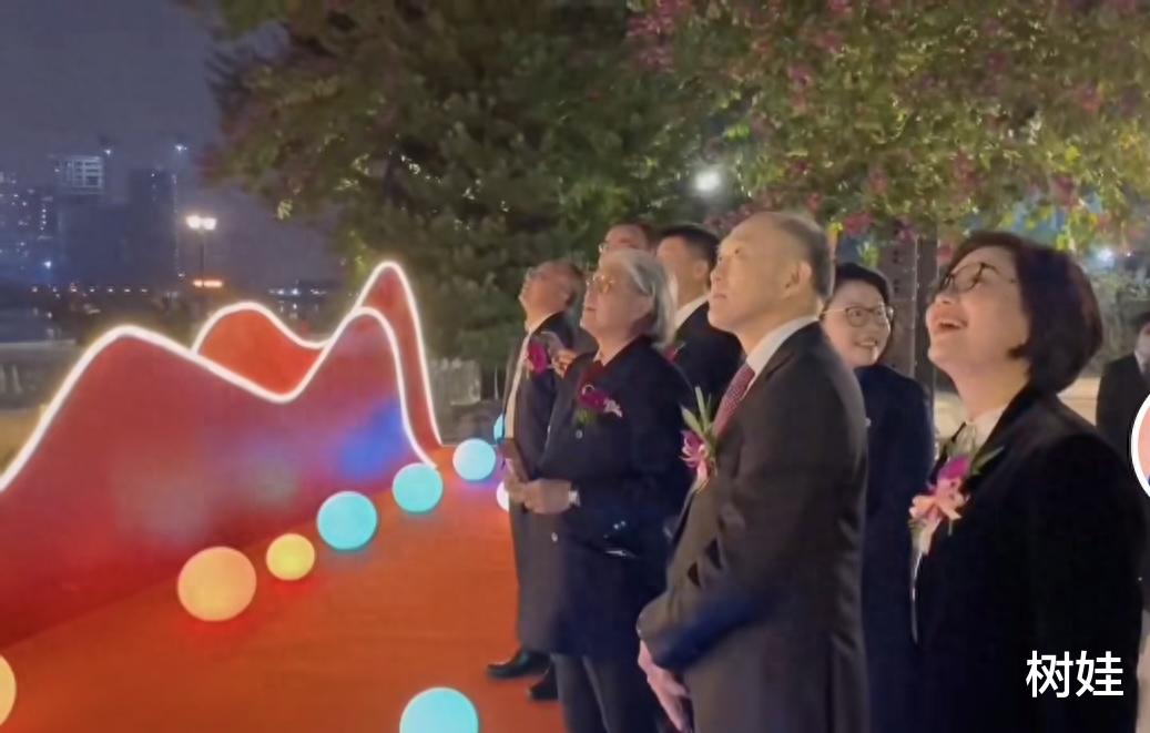 霍震霆霍震寰罕见合体,现身白天鹅宾馆看灯光秀,庆祝开业40周年