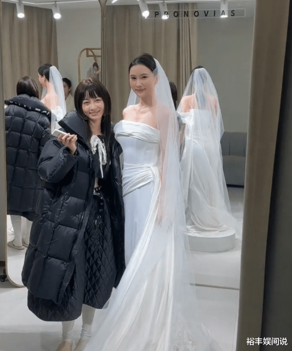 网红痞幼因当伴娘登热搜!穿白色礼服惹争议,颜值差距大