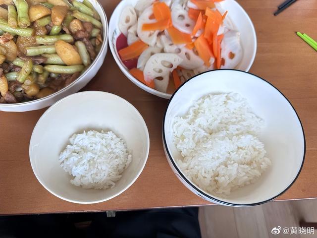 黄晓明|祖孙三代同框!黄晓明晒回姥姥家拜年照,45岁和姥姥贴脸撒娇