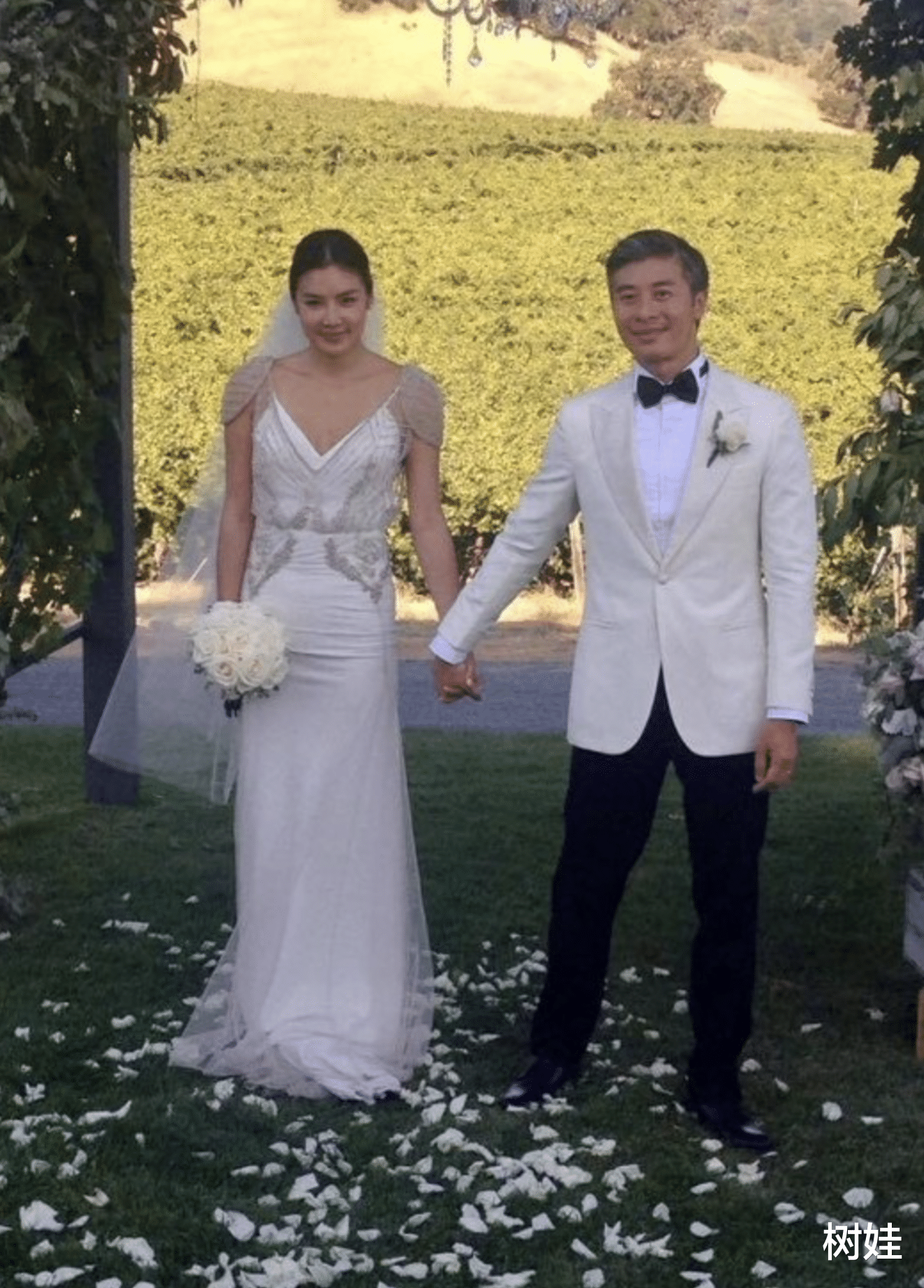 白鹿|乐基儿一家三口现身主题乐园,孩子父亲白发抢镜,两人被曝已离婚