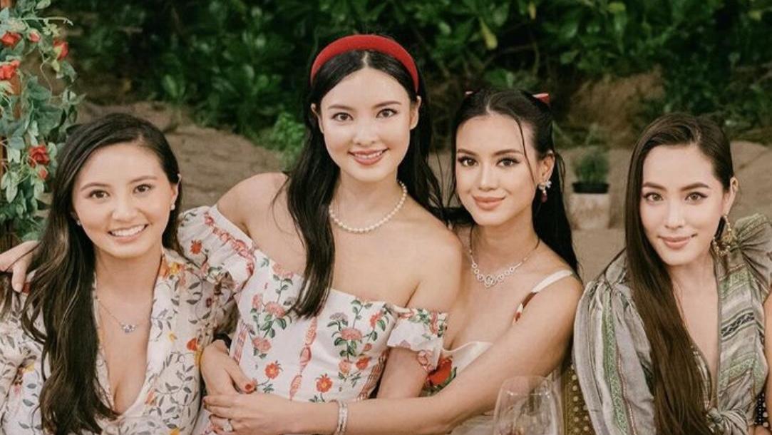 林恬儿办海边晚宴，与陈晓丹环抱合照，雅诗兰黛中国儿媳产后露脸