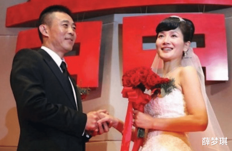 离婚不谈丈夫侯勇，和自己的女儿在一起，如今45岁如冻龄少女