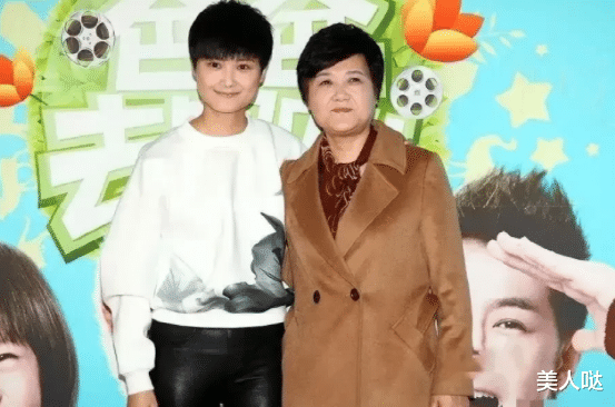 李宇春|李宇春携妈妈亮相,60岁妈妈打扮朴素难掩富态美,和女儿留同款短发美似姐妹花