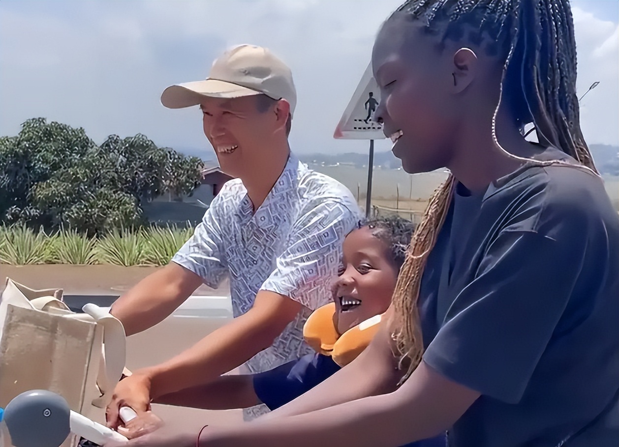 rose大嫂孕7个月流产，小月子躺地上引争议，计划接父母到中国