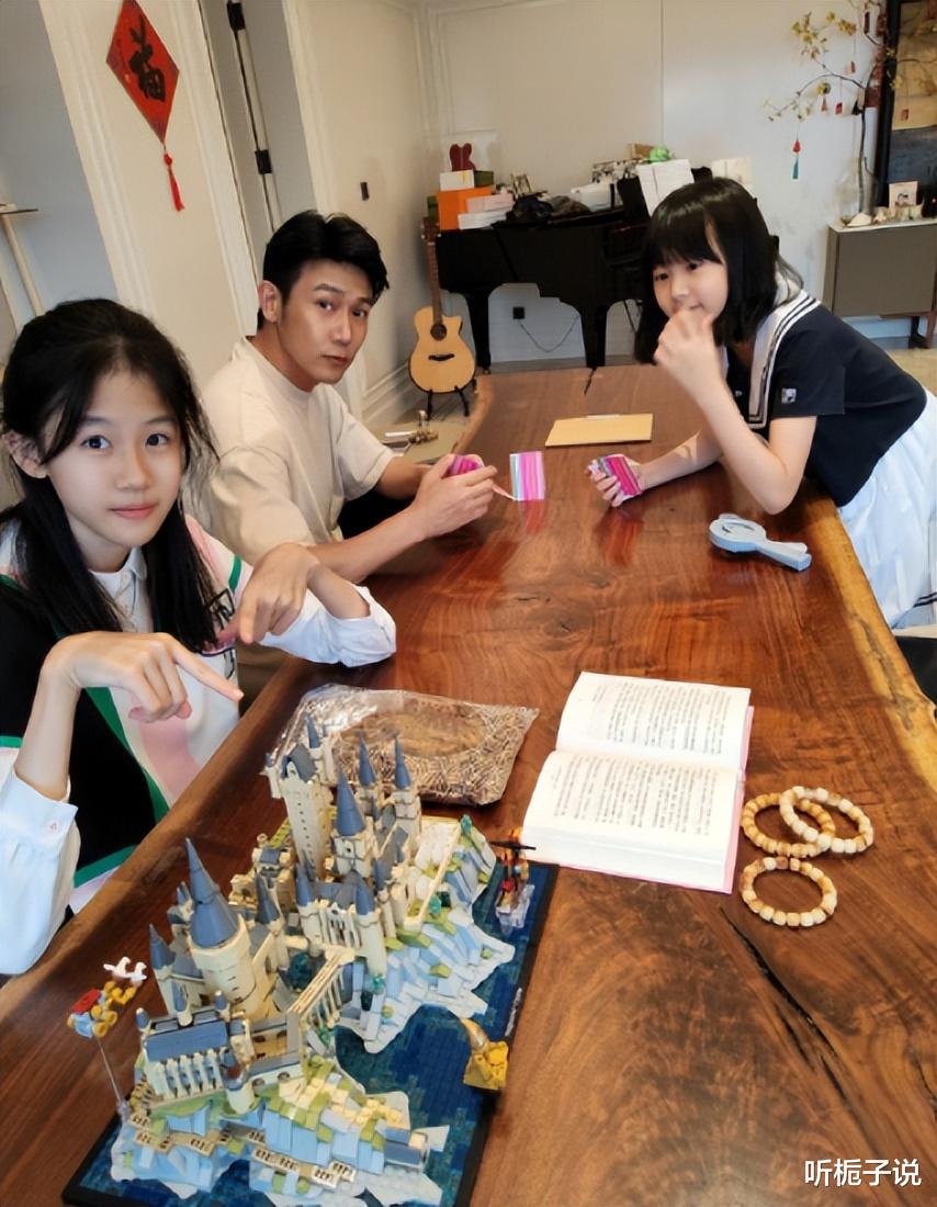 陆毅晒与俩女儿的合照！47岁保养到位，与贝儿坐一起，宛如兄妹