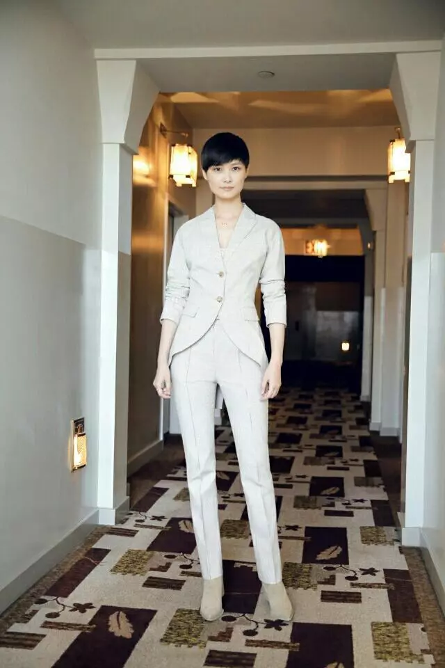 湾区一场晚会,被撕下“遮羞布”的李宇春,网友质疑何德何能?