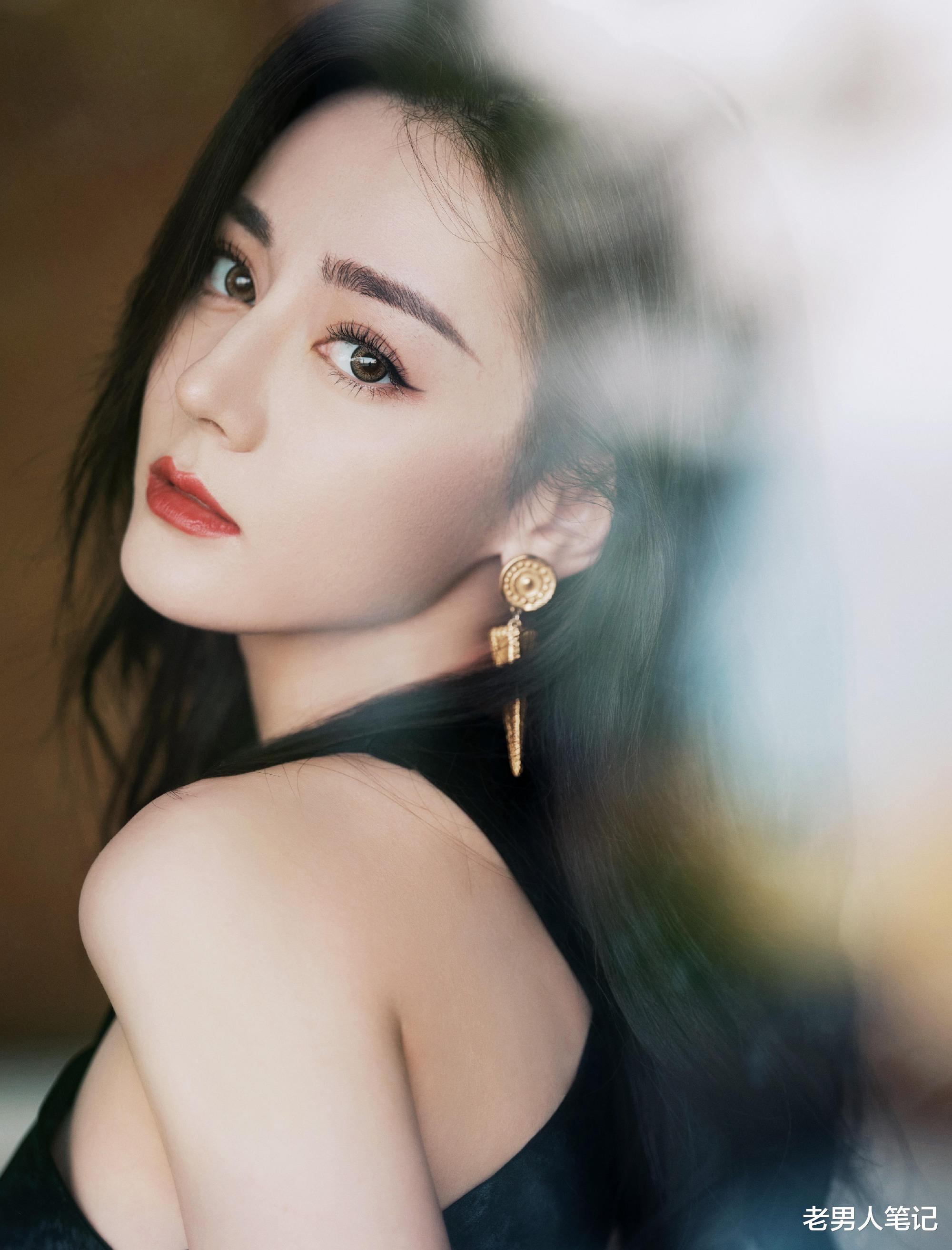 迪丽热巴 迪丽热巴美照上新，卷发红唇搭配镂空黑色长裙，心动值满分