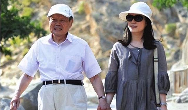 翁帆|百岁杨振宁月薪百万，财产交给小54岁妻子翁帆，自己想活108岁