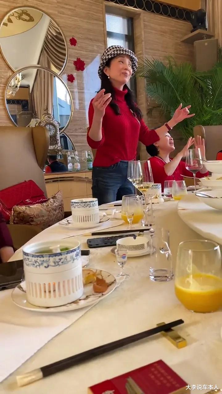 聚餐|48岁汤灿消失多年后现身,与友人聚餐心情好,容貌变化很大