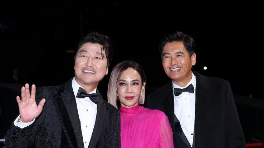 韩国釜山国际电影节，周润发携妻子亮相，走红毯一瘸一拐