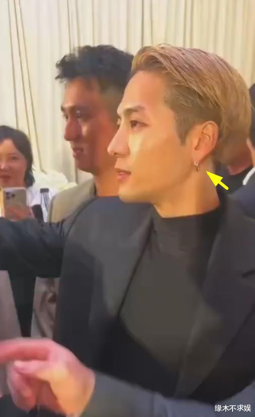 王嘉尔参加朋友婚礼,行为举止被吐槽,温州酒席菜色引争议!