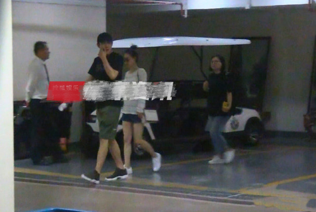 林更新与女友合体撒糖，二人牵手逛街超甜，深夜搂肩回家感情稳定