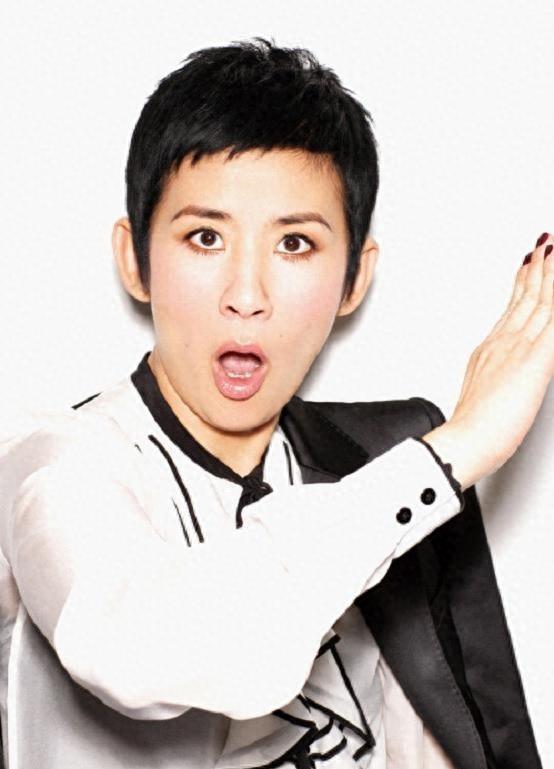 吴君如在香港街头可谓是赚足眼球！手拎30万高奢包，一头金发女人味十足