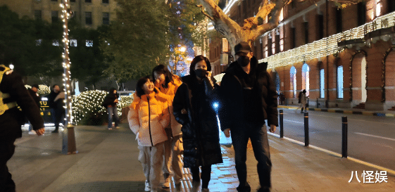 鲍蕾晒全家福,小叶子与姐姐穿同码衣服显肥大,获赞比贝儿还好看