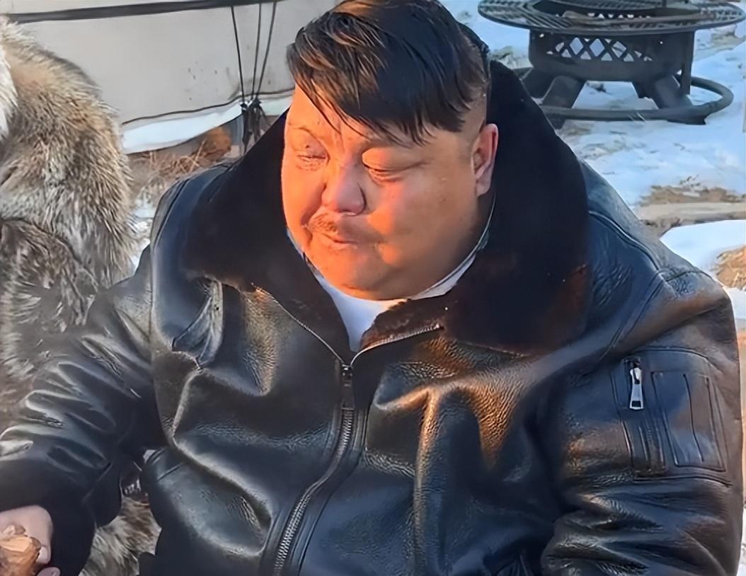 |泡泡龙悲剧再次上演?网红恩克憔悴到脸色发黑,直播吐血引担忧!