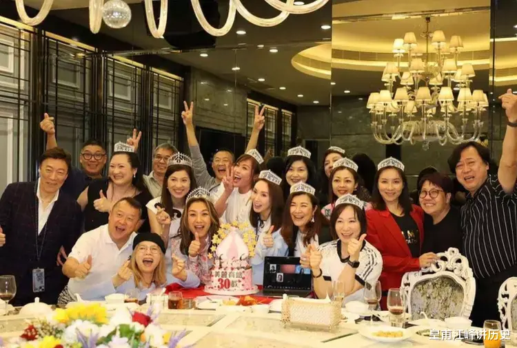 |曾志伟与11位港姐聚会，红光满面肚腩凸出，郭可盈陈妙瑛仍貌美